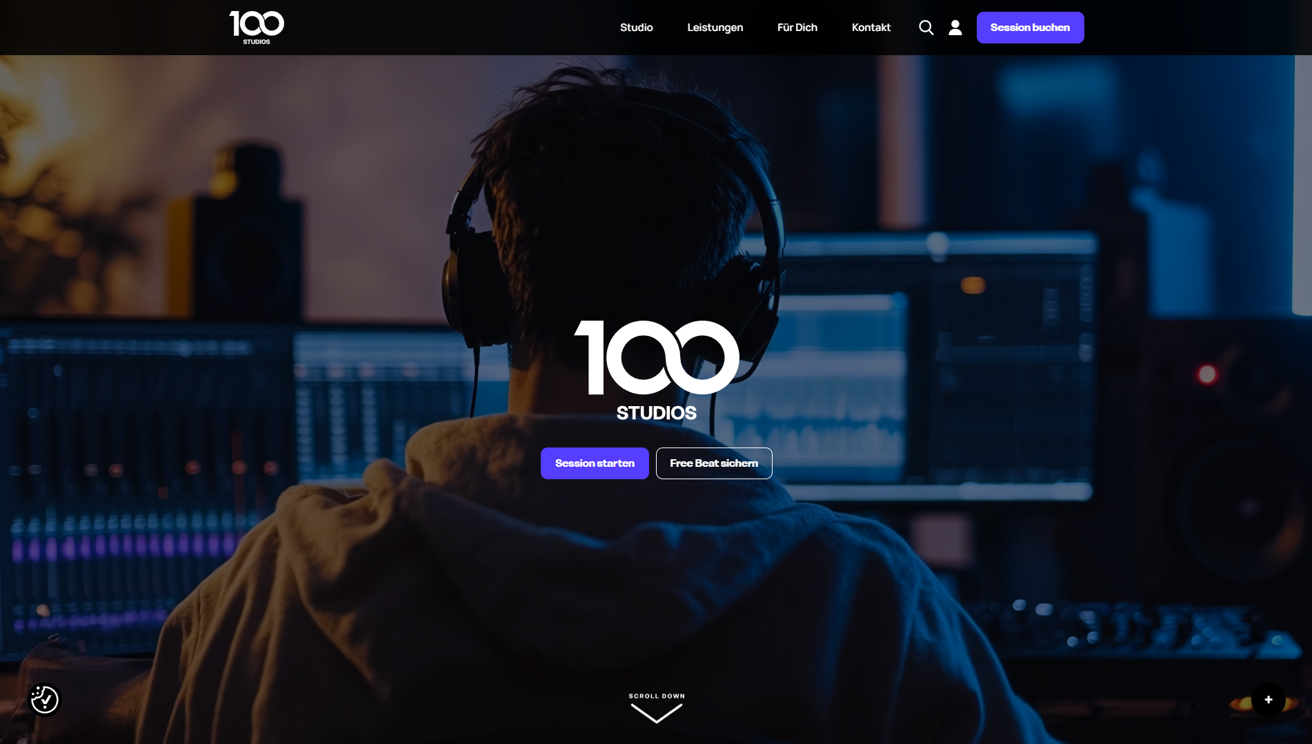 Musikproduzent arbeitet im Studio vor Monitoren und Mischpult