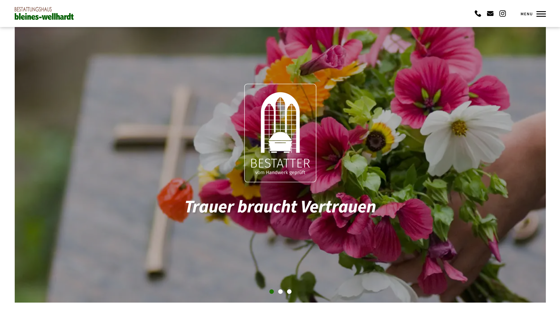 Startseite einer Bestattungswebsite mit Blumenmotiv und emotionalem Einstieg