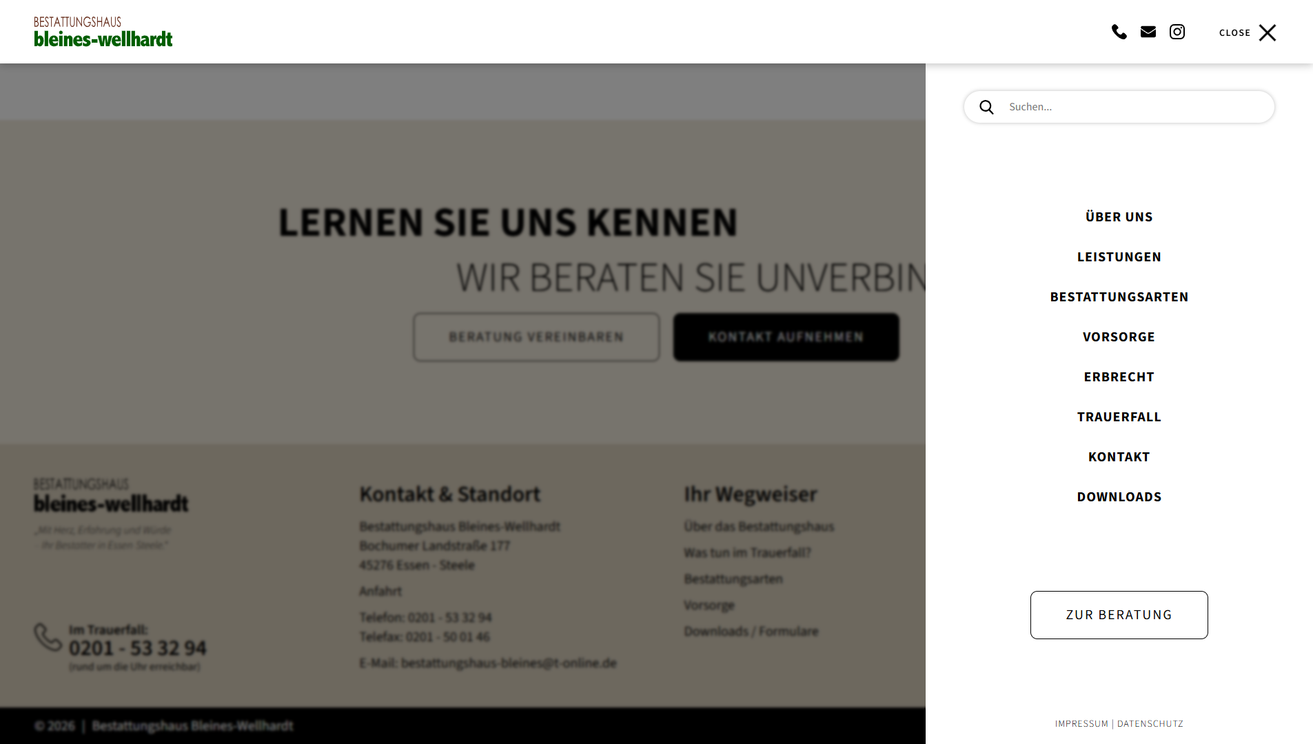 Navigationsmenü einer Website mit Übersicht zu Leistungen und Kontakt